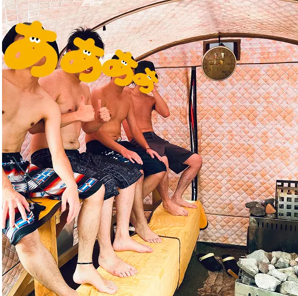 ホテルみなとやのテントサウナ内の集合写真