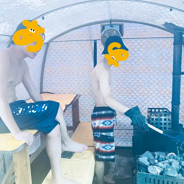 テントサウナでロウリュウする友達