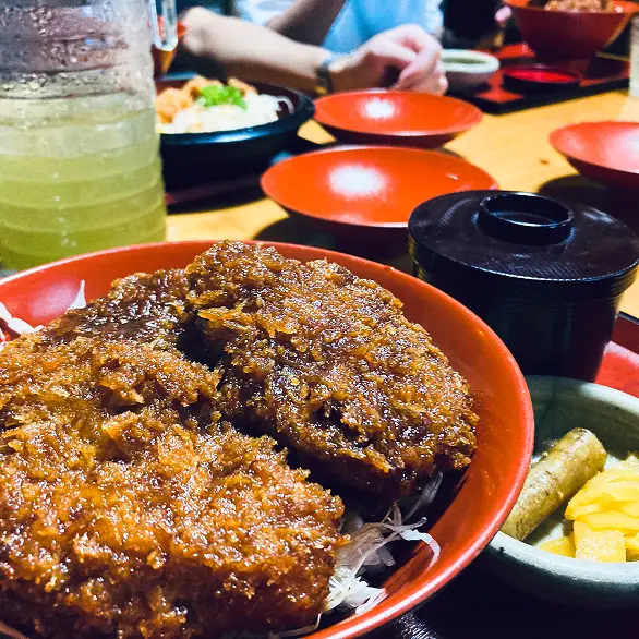 ソースかつ丼定食の写真