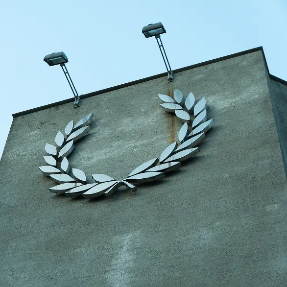 近くにある建物のロゴ