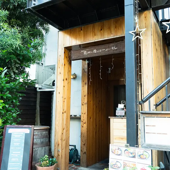 道中にある料理屋・丘の上バル