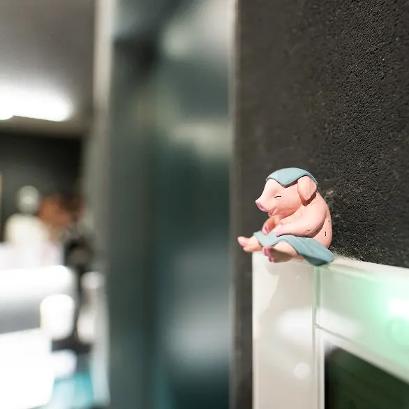 エアコンの上に乗っている豚の人形