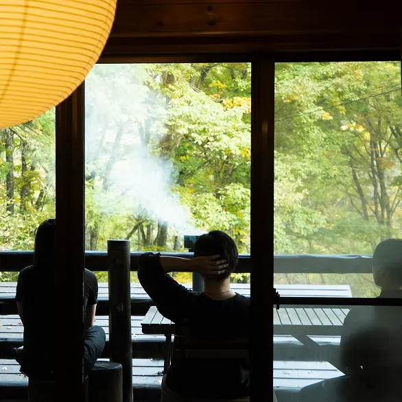 煙を見つめる風景
