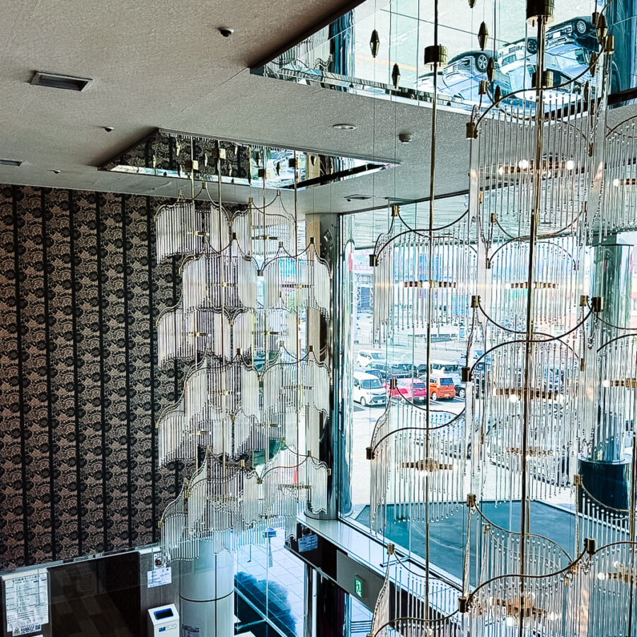 受付の吹き抜け天井のシャンデリア写真